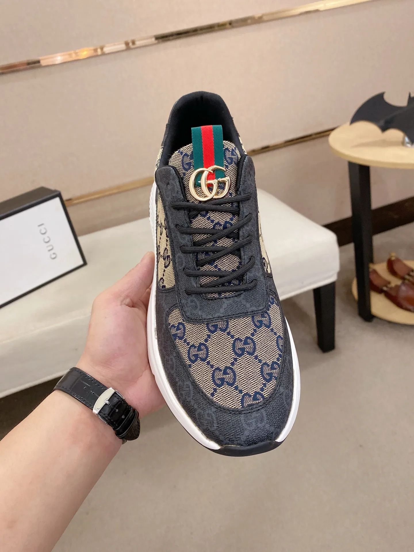 Men's shoes 💰 462💰The new GUCCI (Gucci) counters are launched simultaneously. The new men's shoes, 😘fabrics are selected from imported cowhide, and the lining is sheepskin lining. 👍🏿 High-end ☄️ air-cushion molded anti-slip rubber outsole, exquisite lines, simple and elegant, comfortable and high-end for leisure travel. Code number: 38 to 44 (45 can be customized and cannot be returned or exchanged)
